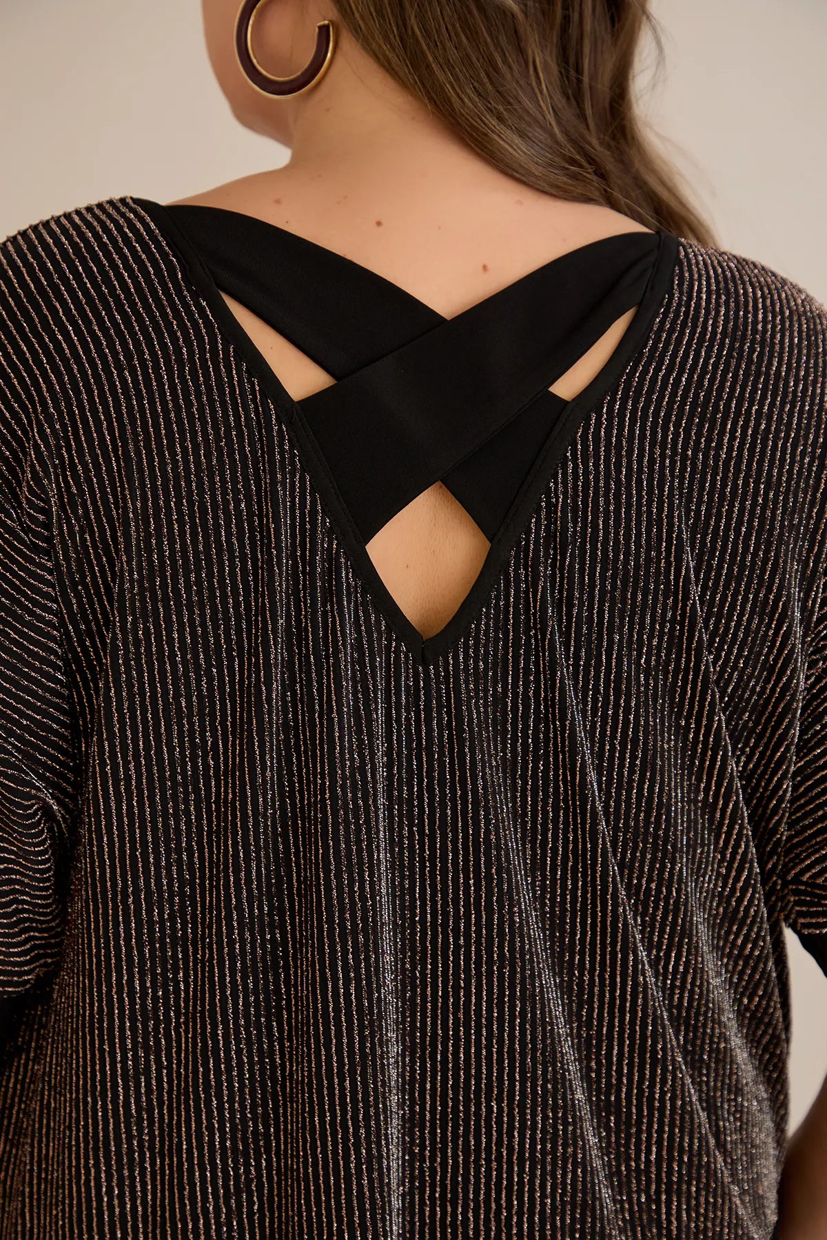 Compleu elegant marime mare din tricot reiat cu lame și spate atrăgător - cafea
