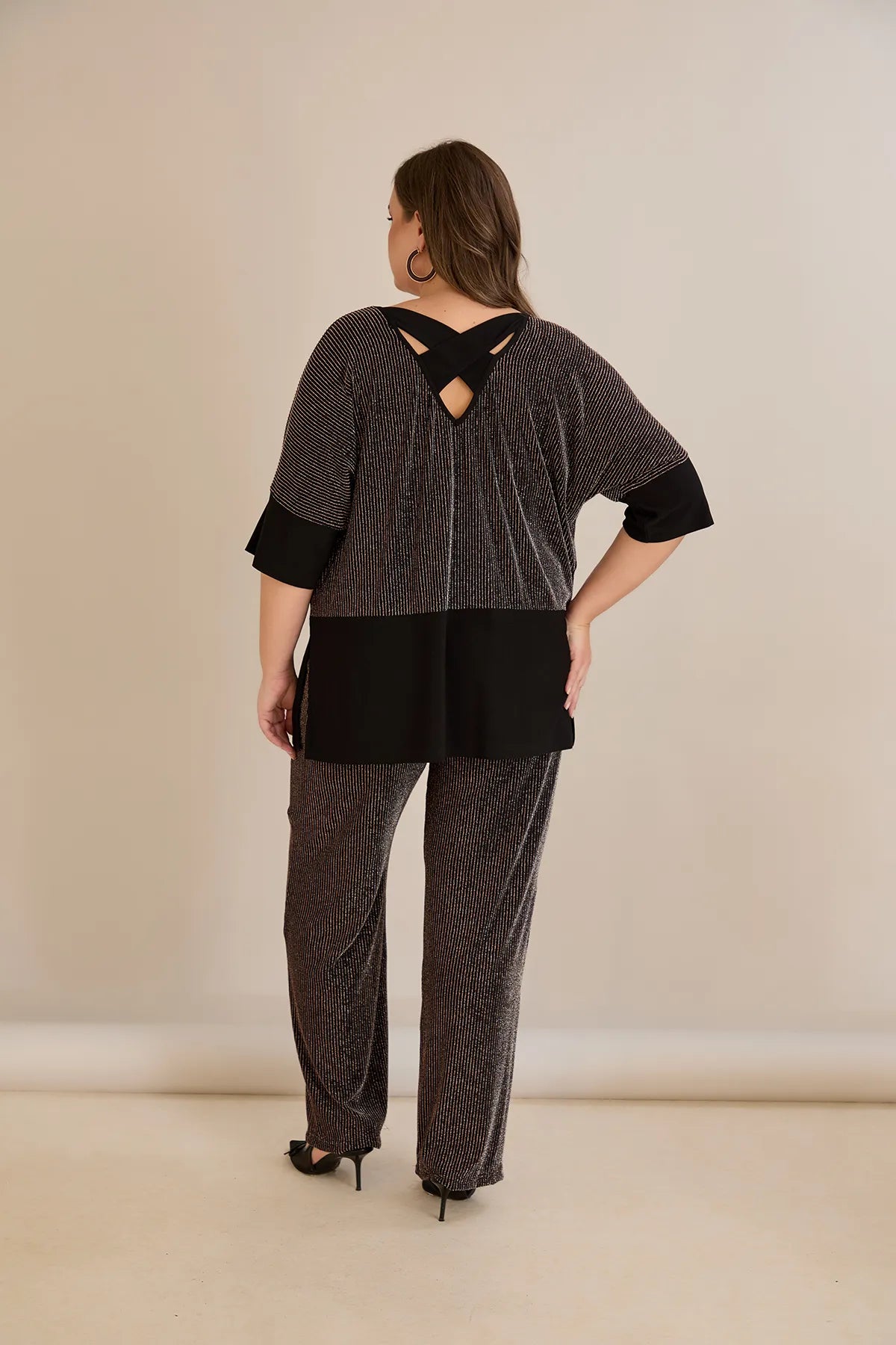 Compleu elegant marime mare din tricot reiat cu lame și spate atrăgător - cafea