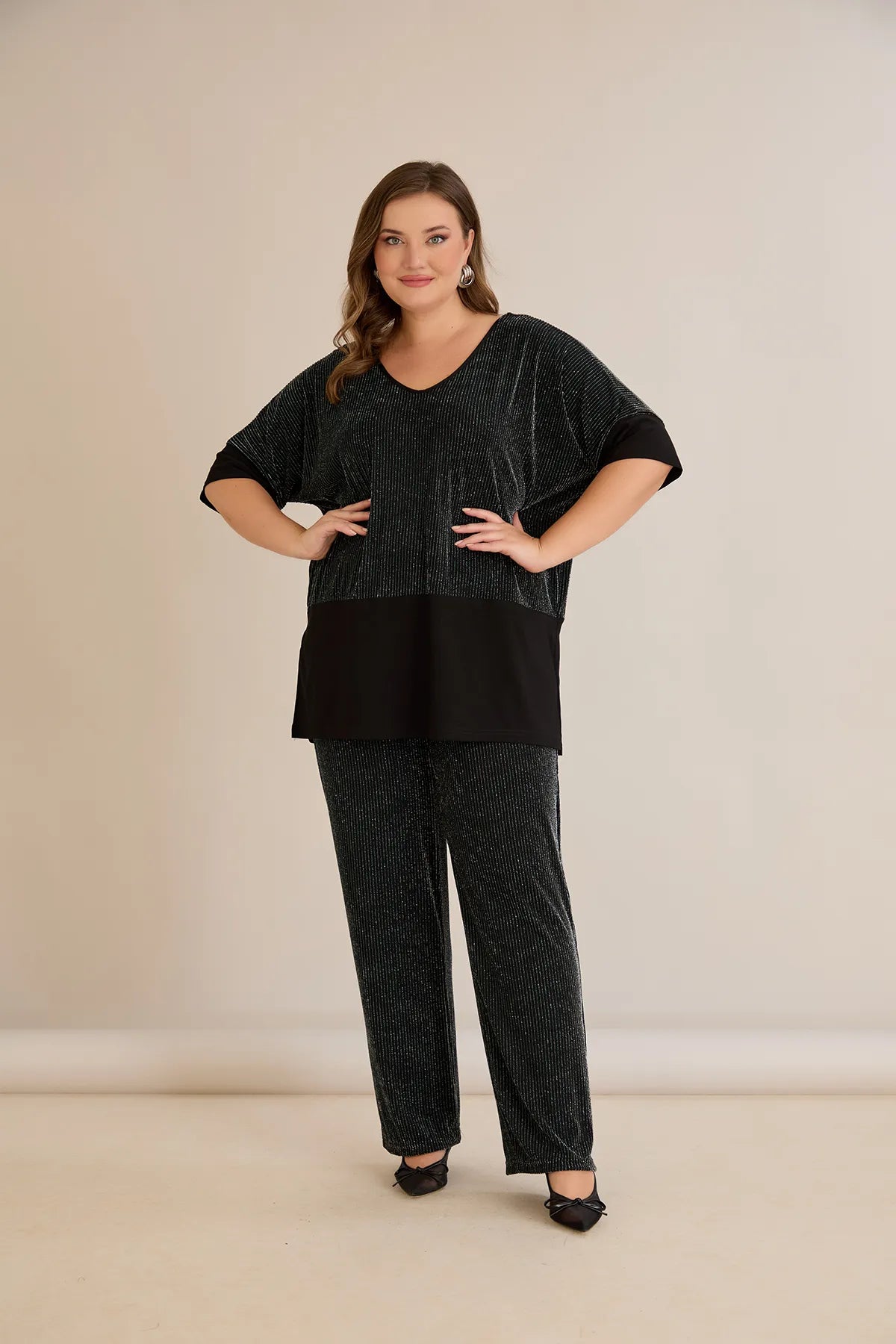 Compleu elegant marime mare din tricot reiat cu lame și spate atrăgător – verde închis