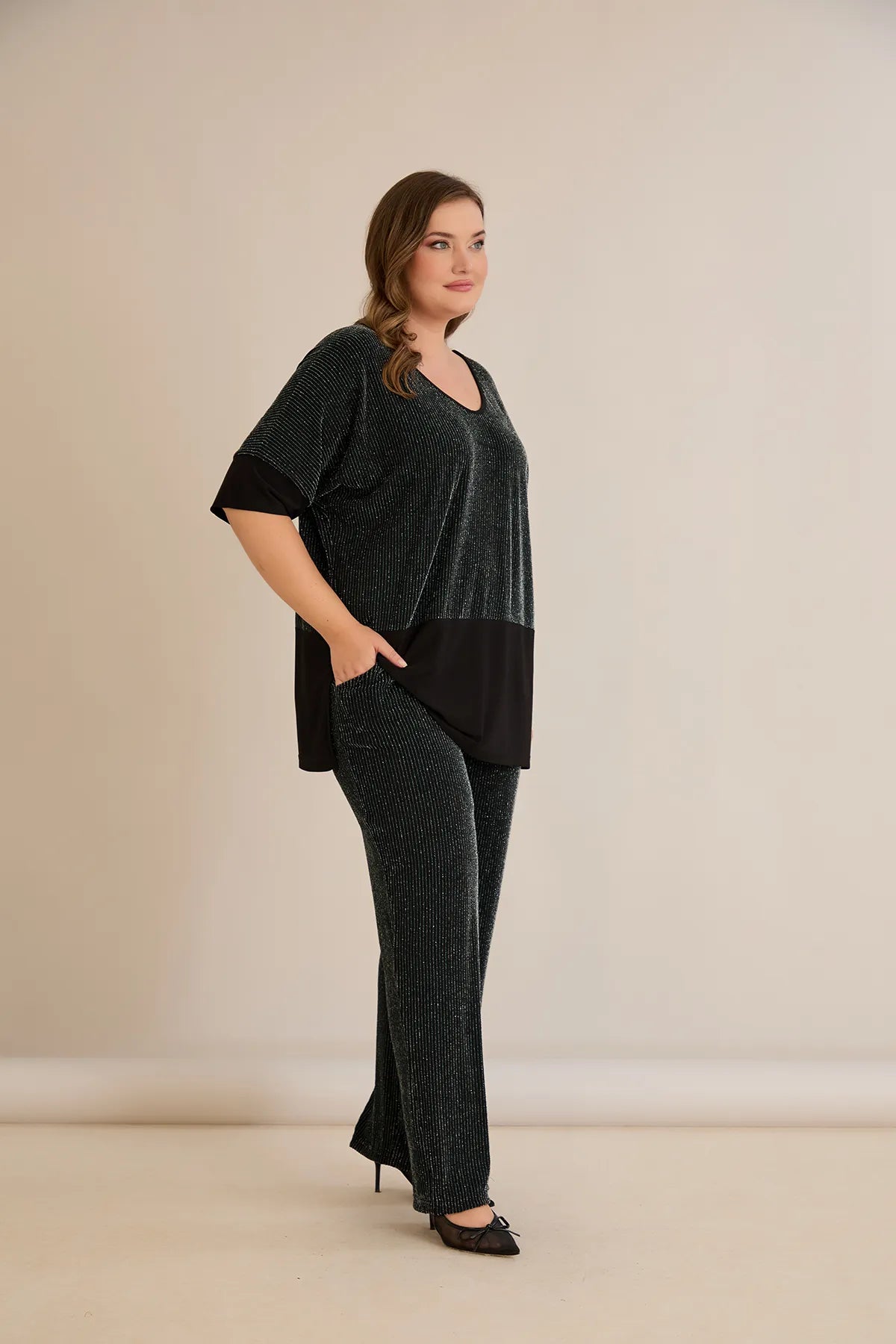 Compleu elegant marime mare din tricot reiat cu lame și spate atrăgător – verde închis