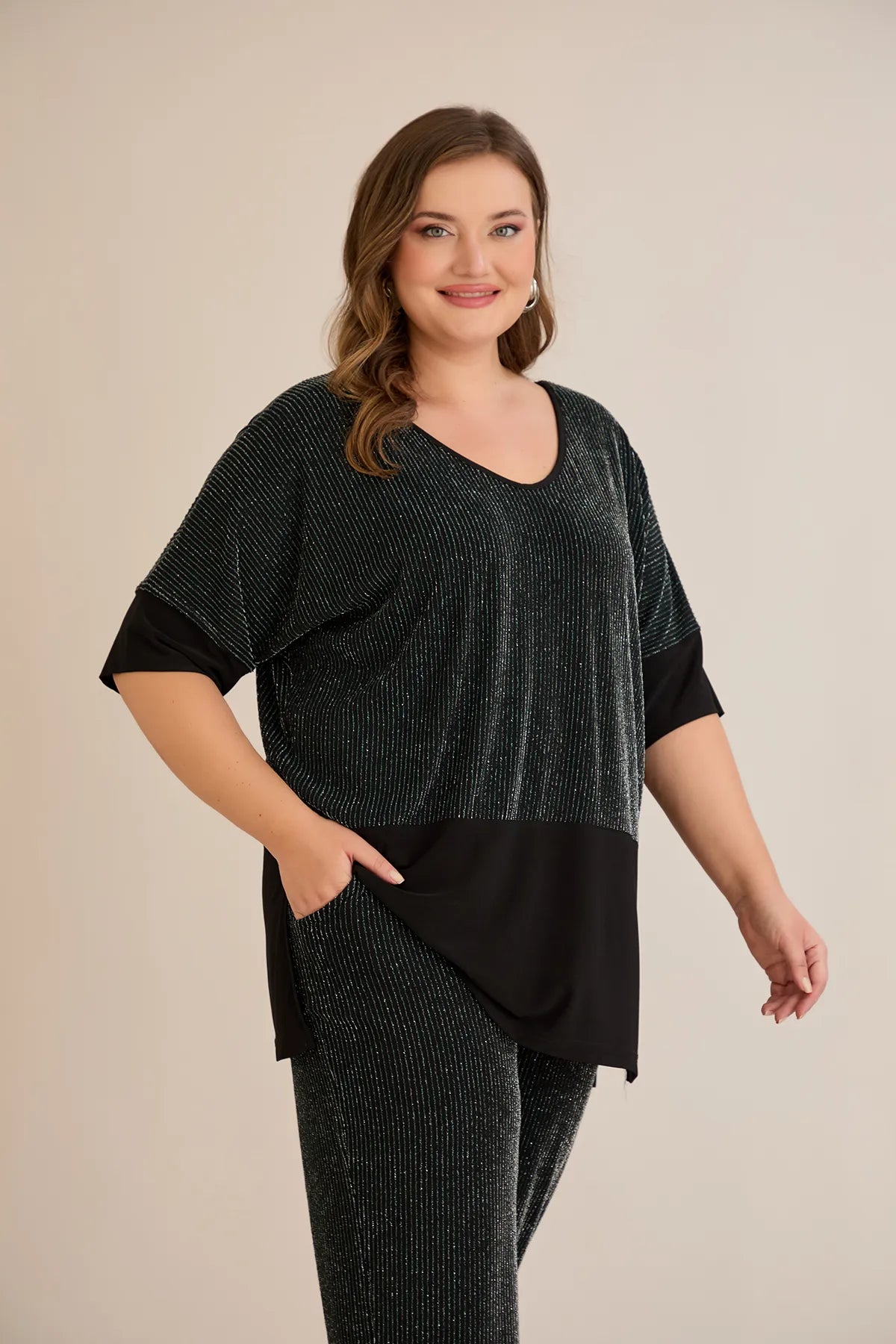 Compleu elegant marime mare din tricot reiat cu lame și spate atrăgător – verde închis