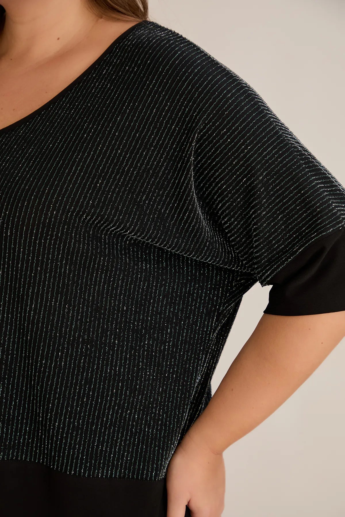 Compleu elegant marime mare din tricot reiat cu lame și spate atrăgător – verde închis