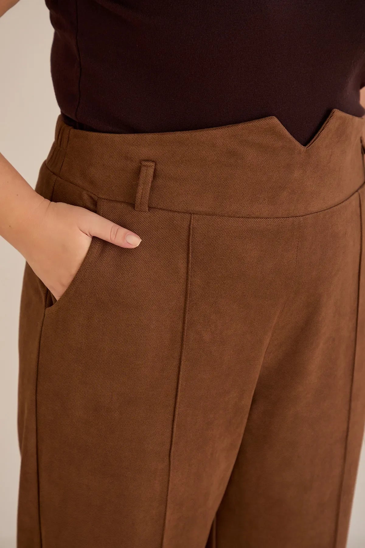 Pantalon elegant mărime mare cu dungă și talie înaltă – cafea