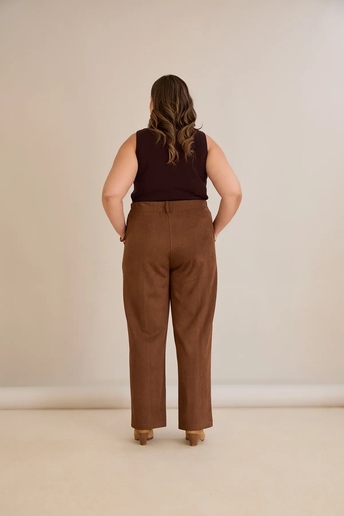 Pantalon elegant mărime mare cu dungă și talie înaltă – cafea