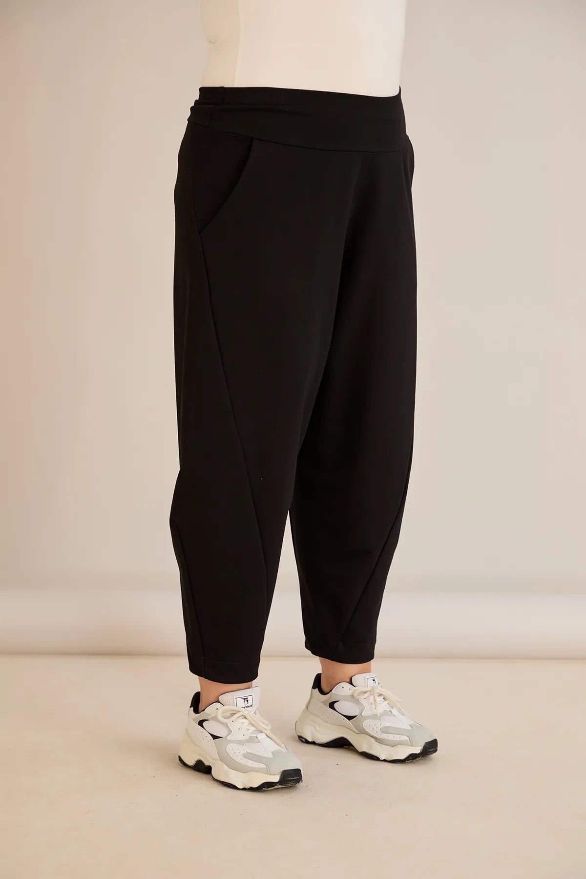 Pantalon mărime mare cu croială modernă tip baril (barrel)