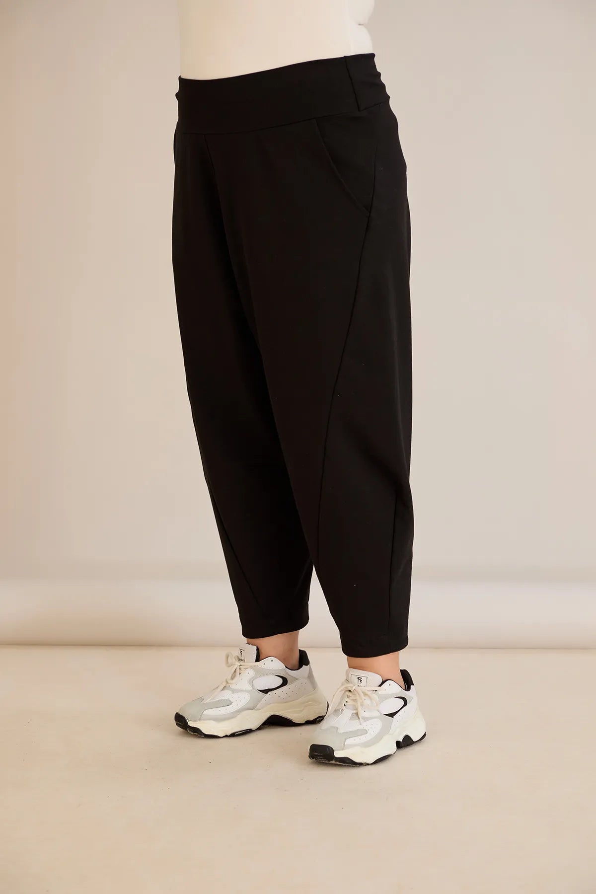 Pantalon mărime mare cu croială modernă tip baril (barrel)