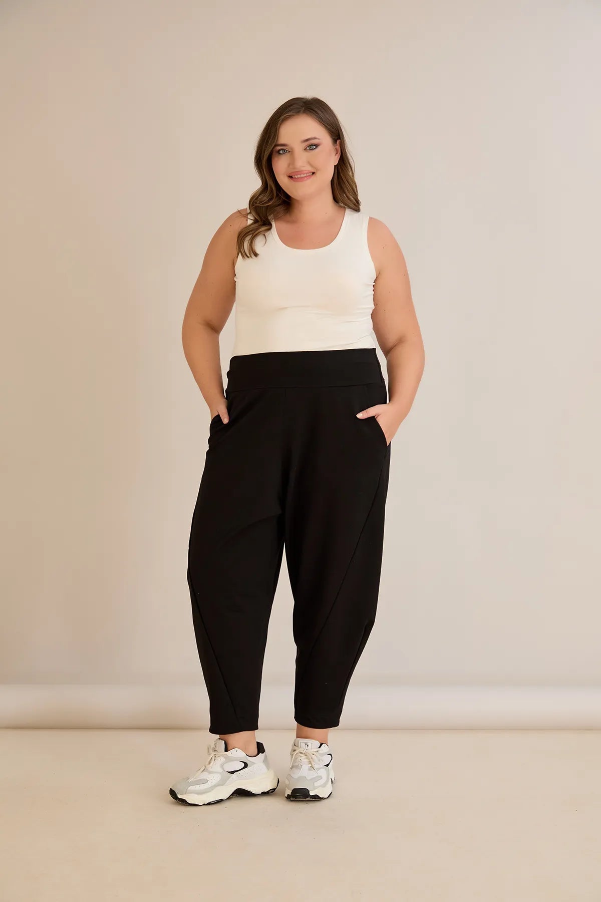 Pantalon mărime mare cu croială modernă tip baril (barrel)