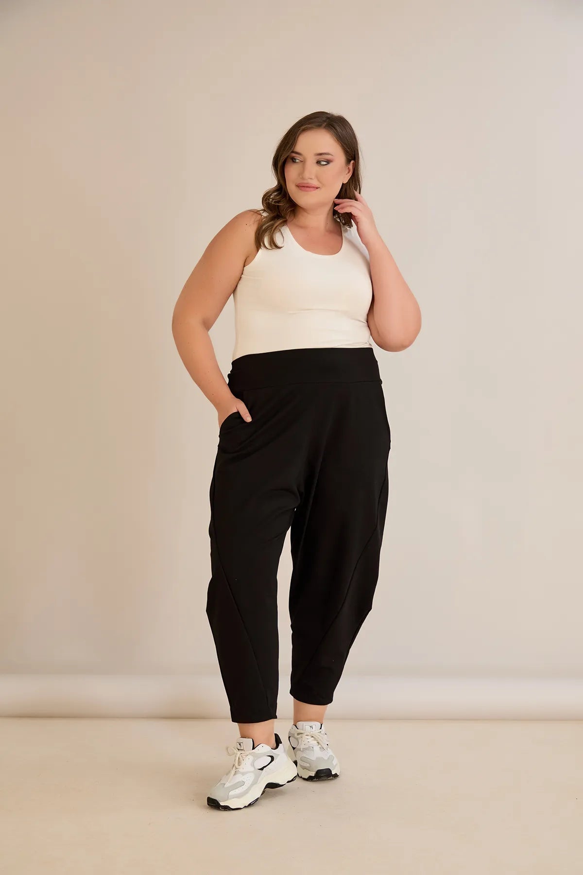 Pantalon mărime mare cu croială modernă tip baril (barrel)