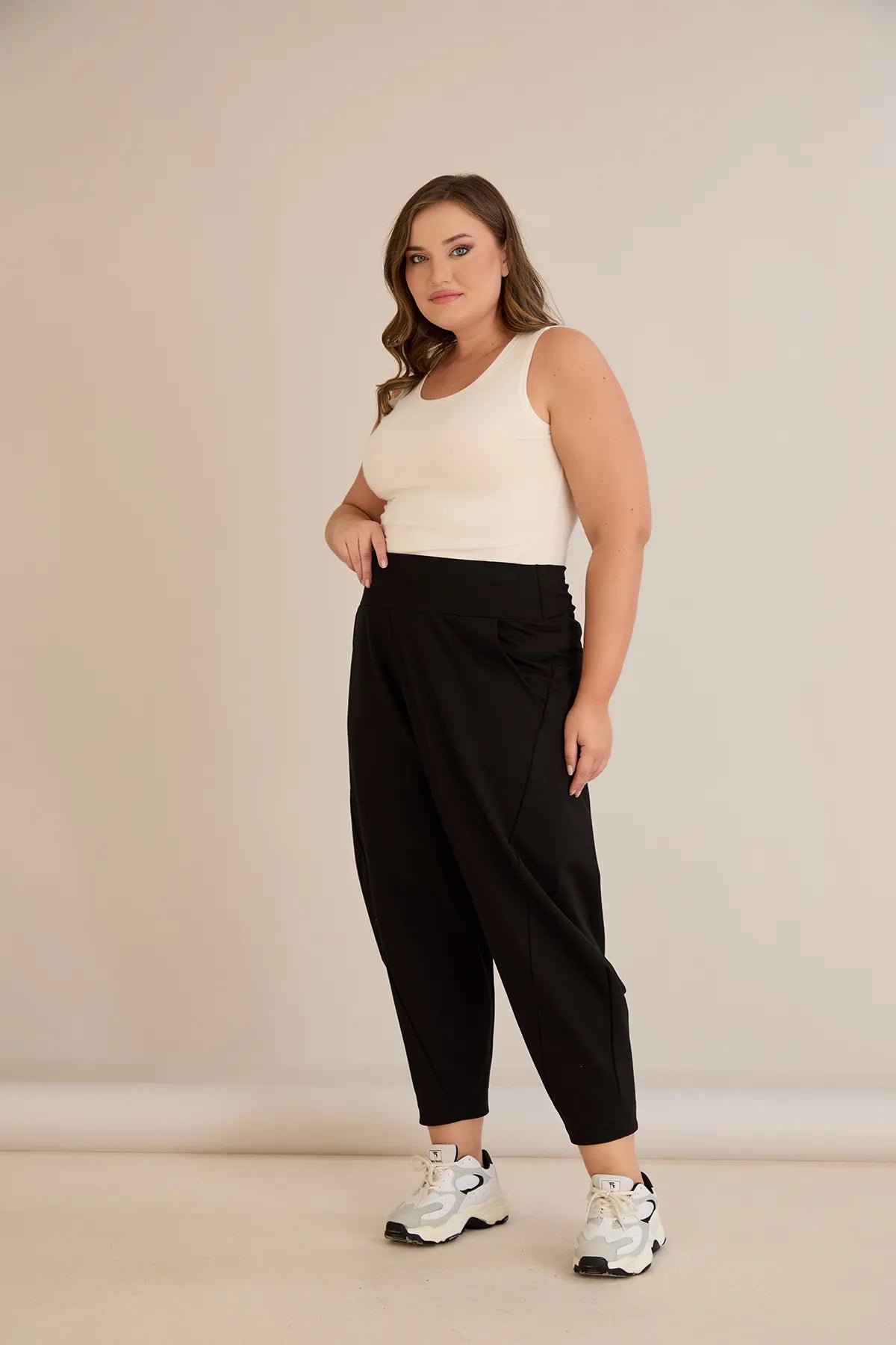 Pantalon mărime mare cu croială modernă tip baril (barrel)