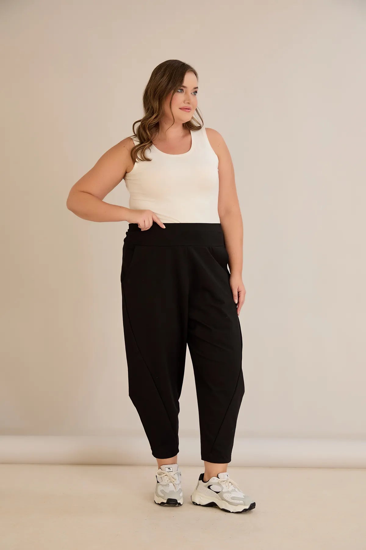 Pantalon mărime mare cu croială modernă tip baril (barrel)