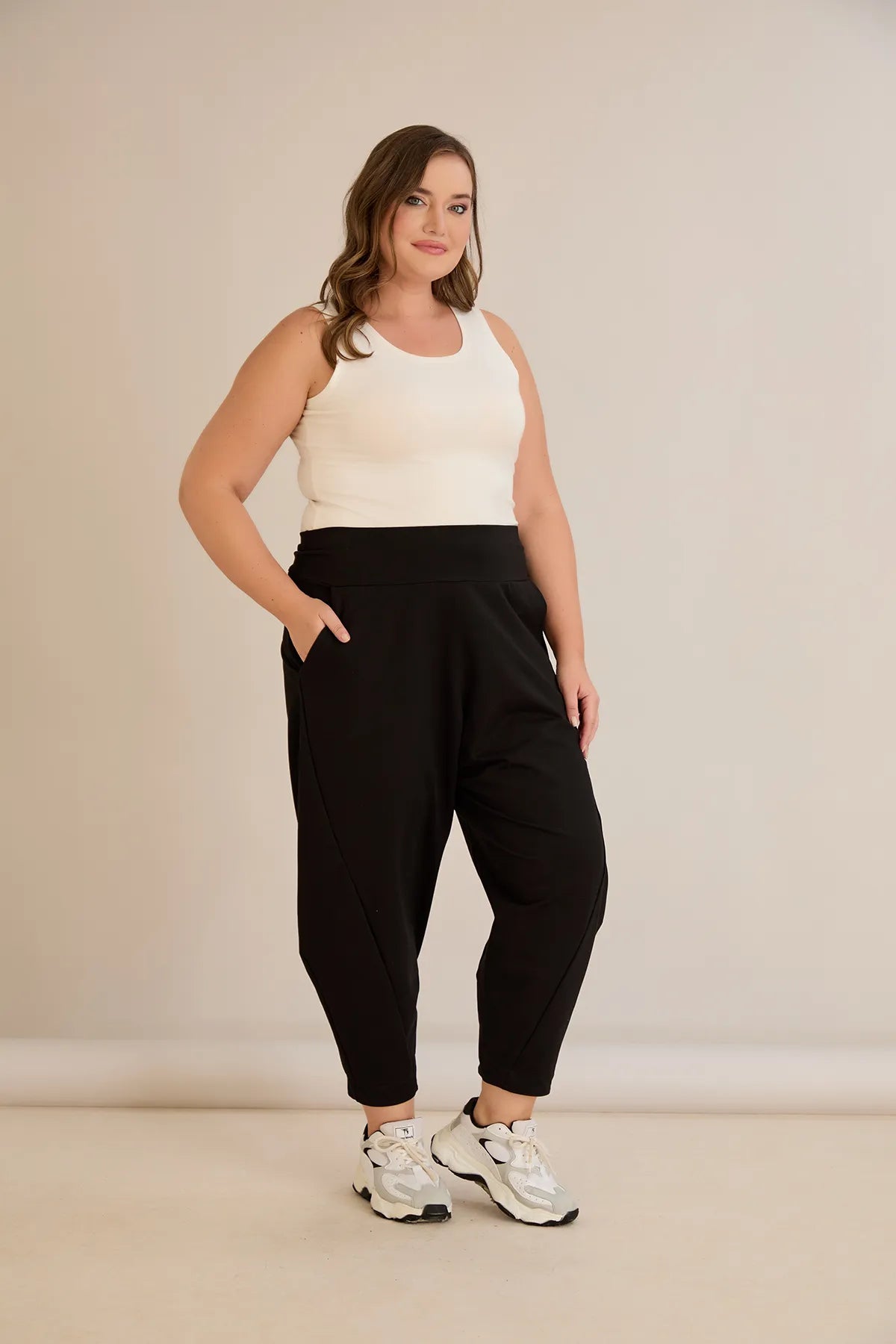 Pantalon mărime mare cu croială modernă tip baril (barrel)