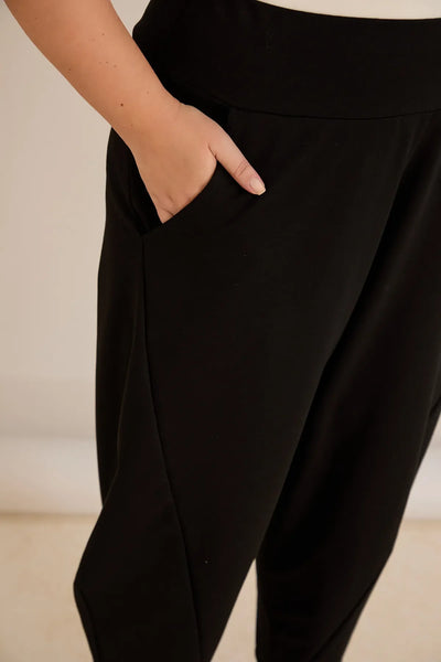 Pantalon mărime mare cu croială modernă tip baril (barrel)