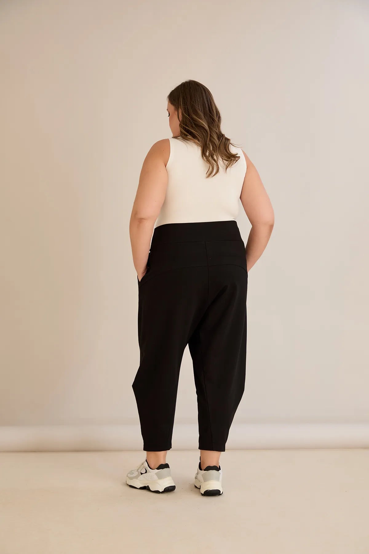 Pantalon mărime mare cu croială modernă tip baril (barrel)