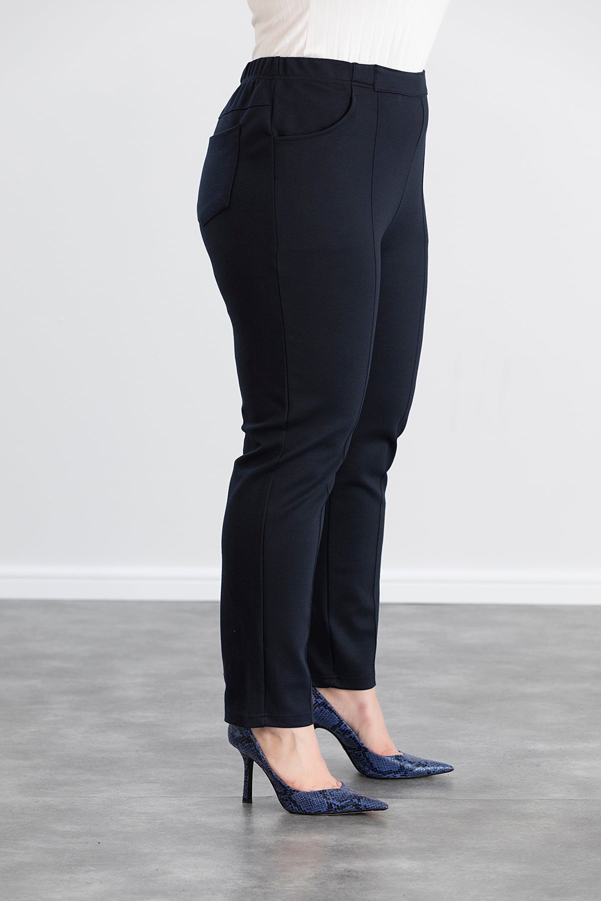 Pantalon gros marime mare cu tiv si buzunare in fata - albastru inchis