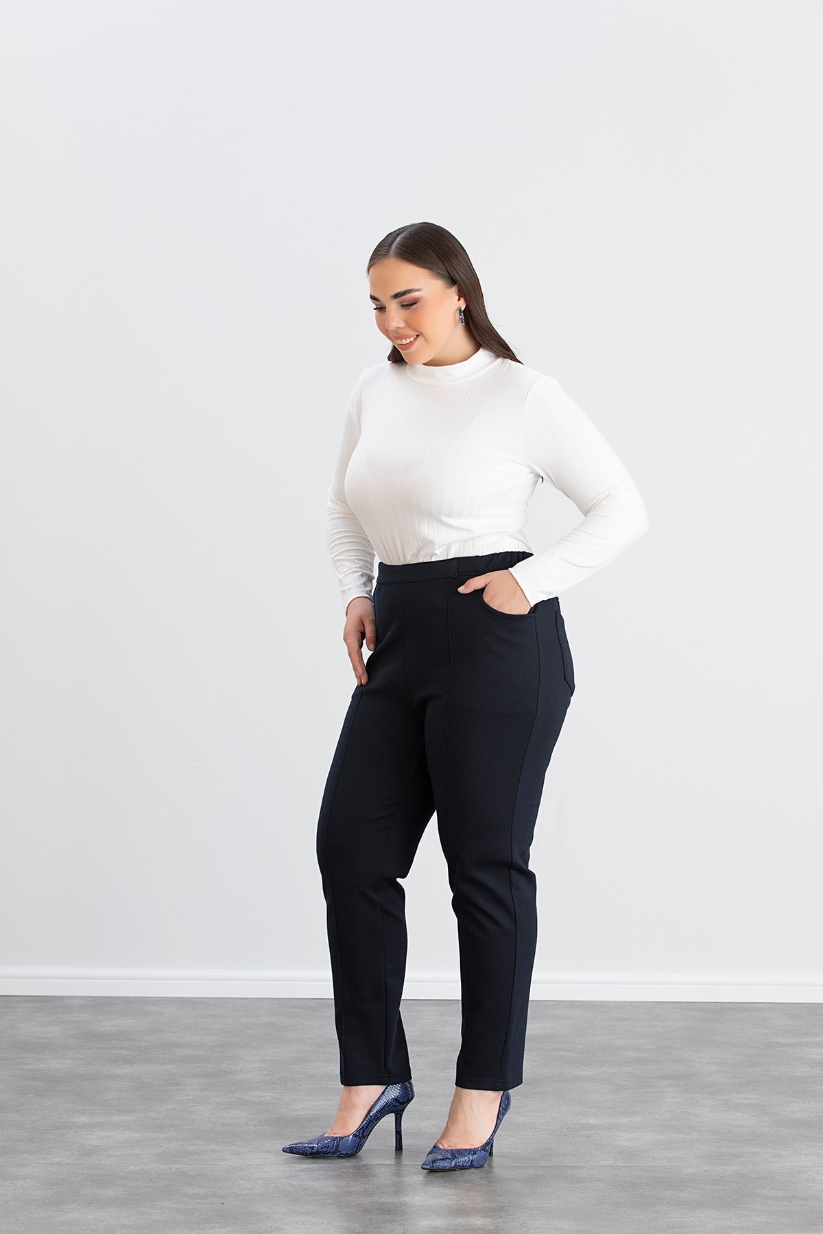 Pantalon gros marime mare cu tiv si buzunare in fata - albastru inchis