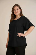 Tricou mărime mare din bumbac cu decorațiune delicată – negru