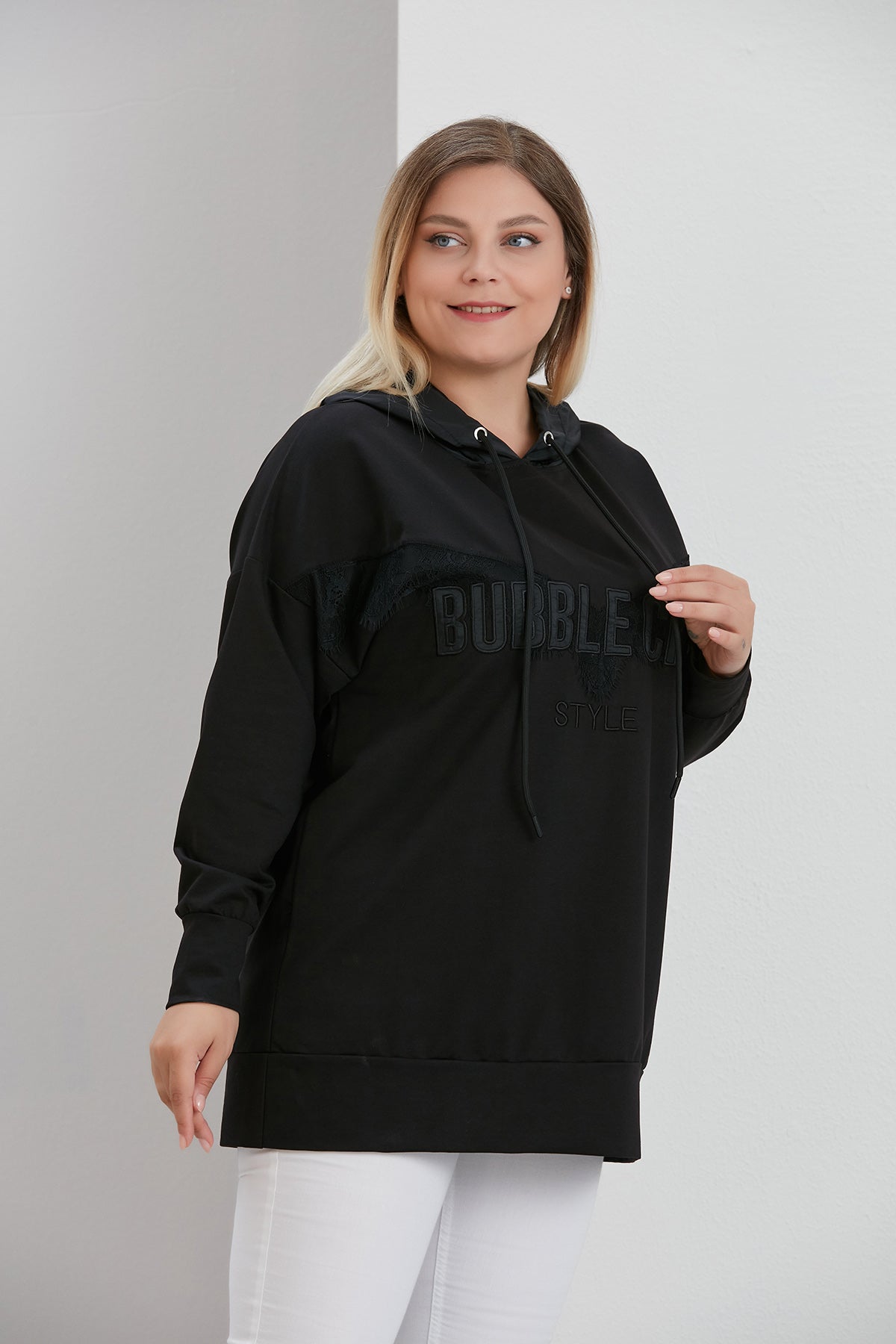 Bluzon marime mare Bubble Chic cu fas si dantela - negru